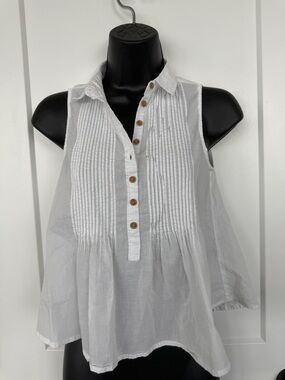 KISMET WHITE. collared v neck crop pin tuck smock style blouse- Sz XS